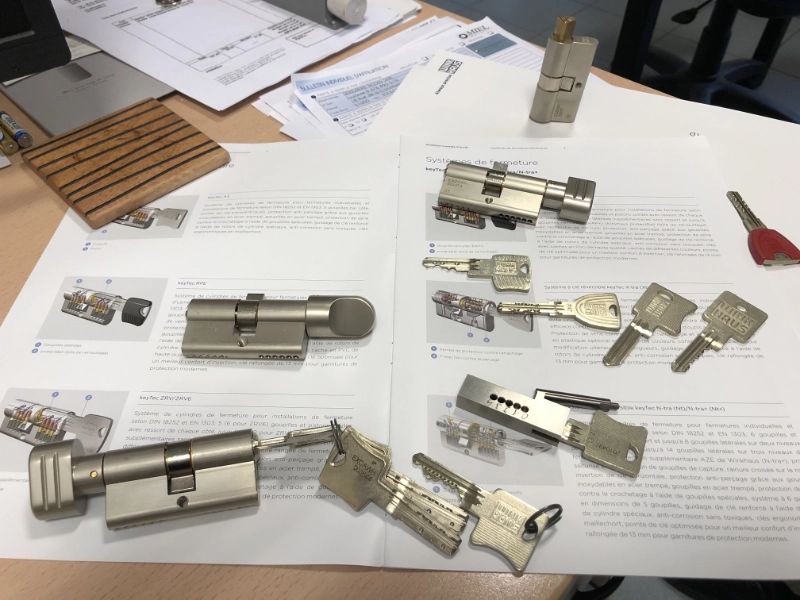 Cylindres, clés et documents techniques posés sur une table