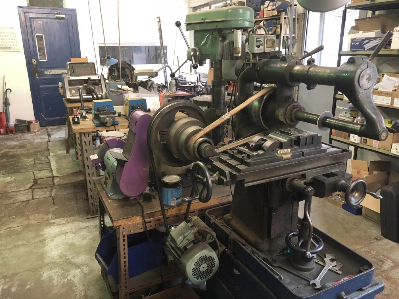 Ancienne machine d’atelier utilisée pour le travail des clés et cylindres