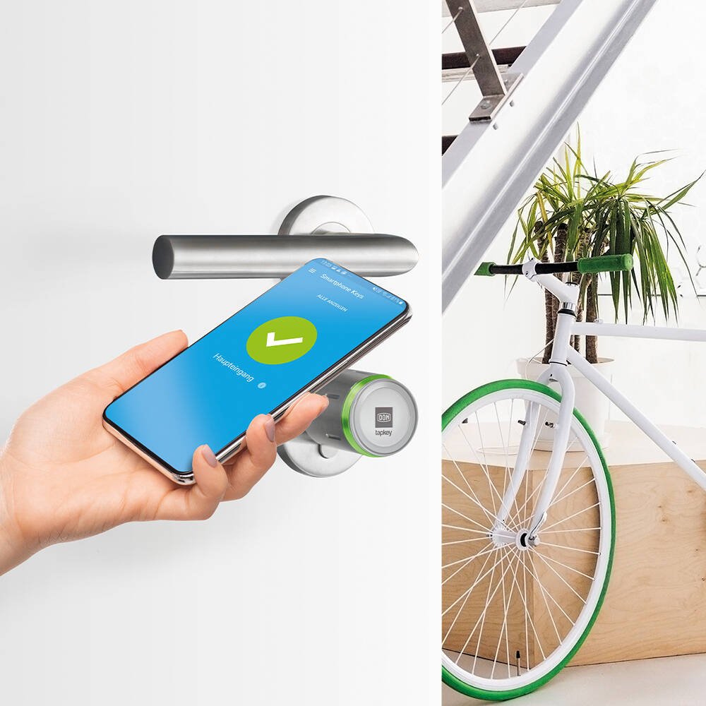 Cylindres électroniques : sécurisez votre appartement avec le DOM Tapkey 2 Démonstration d'un smartphone utilisé pour ouvrir le cylindre DOM Tapkey