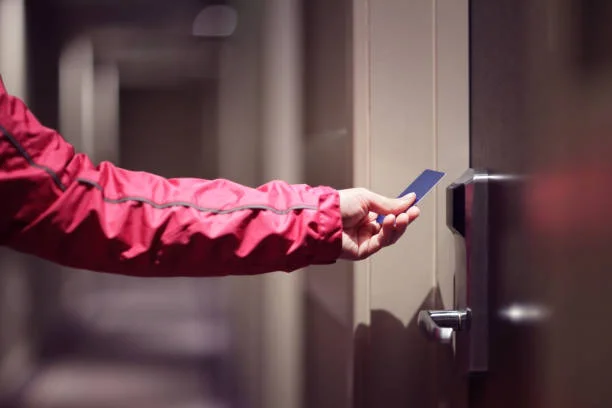 Serrures connectées : comment optimiser la sécurité de vos locations Airbnb avec un système de contrôle d'accès ? 3 Carte à badge pour ouvrir une porte